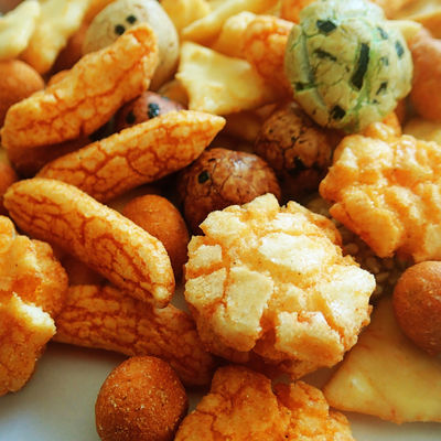 좋은 가격 코팅된 땅콩 일본 곡물 과자와 뜨거운 판매 전병은 센베이 전병을 섞었습니다 온라인으로