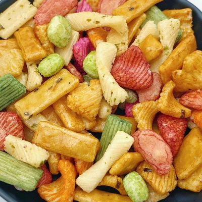 반 부드러운 일본 쌀 크래커 간식: 저항 할 수 없는 맛과 질감!