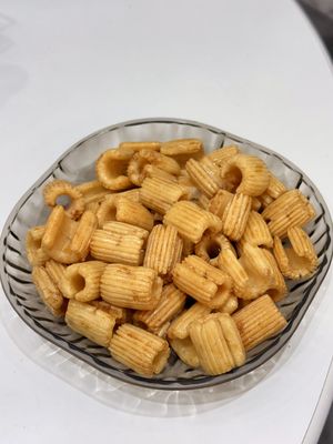 구운 매운 새우 쌀 크래커에서 맛과 크룩의 완벽한 균형을 경험하십시오.