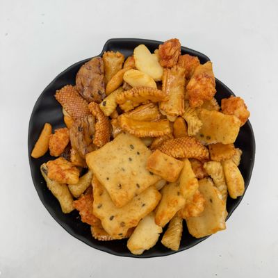 좋은 가격 소금 맛의 튀긴 쌀 크래커 가벼운 크랜치 그리고 가족 친화적인 간식 온라인으로